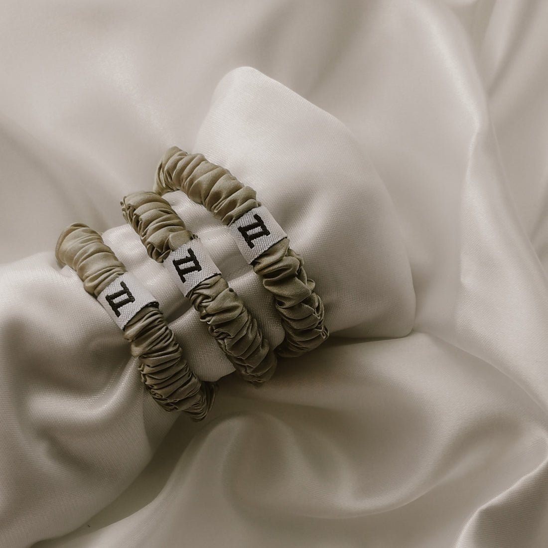 Silk Scrunchie in Peat (Skinny)